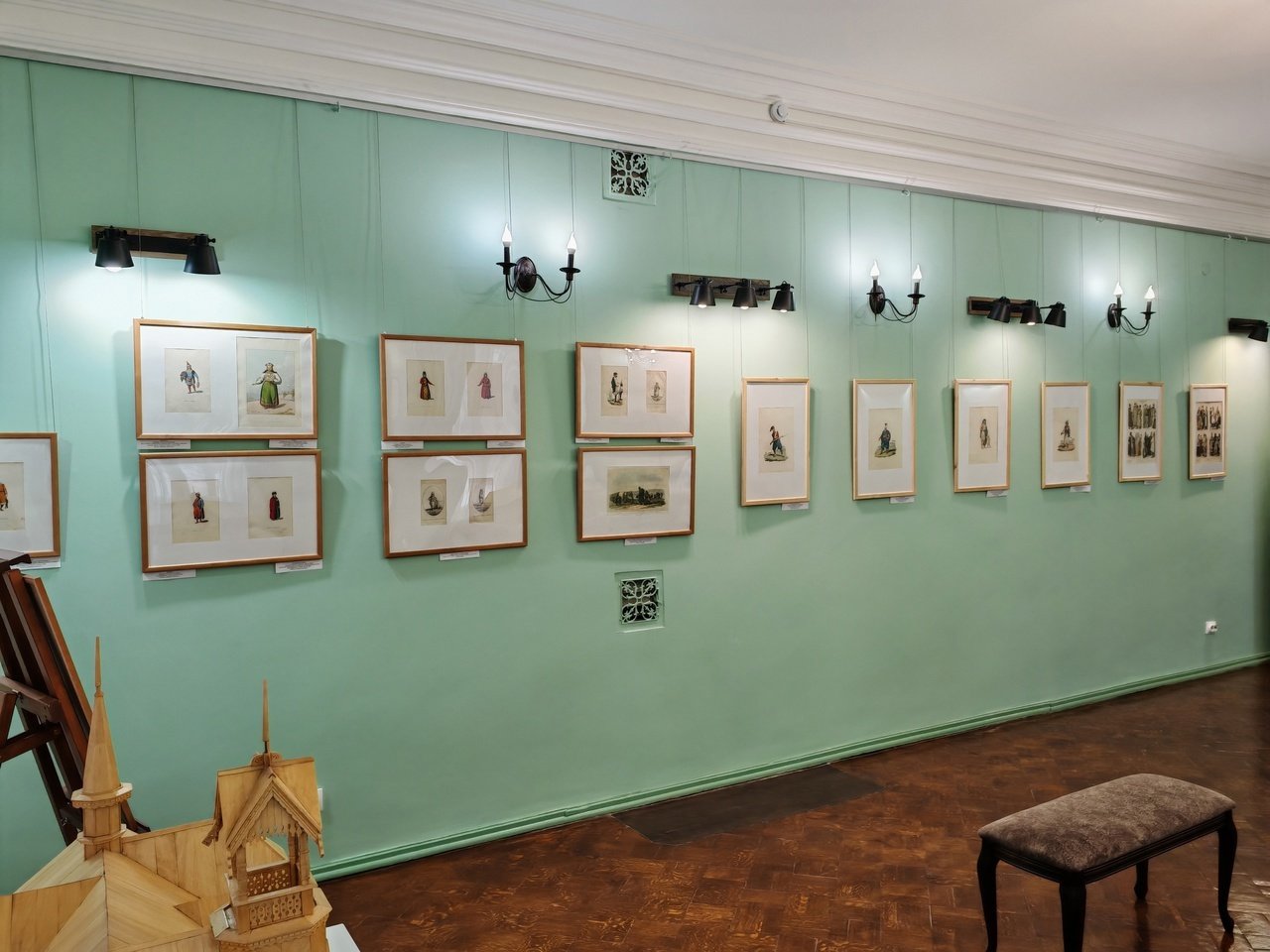 Национальные костюмы удмуртов и других народов в рисунках английских художников можно увидеть в Сарапуле