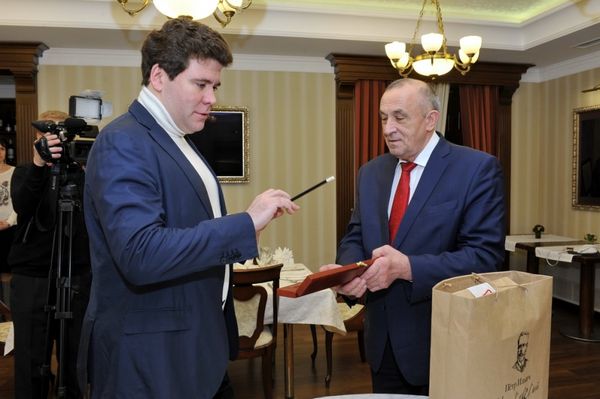 Глава Удмуртии подарил пианисту Мацуеву точную копию палочки Чайковского