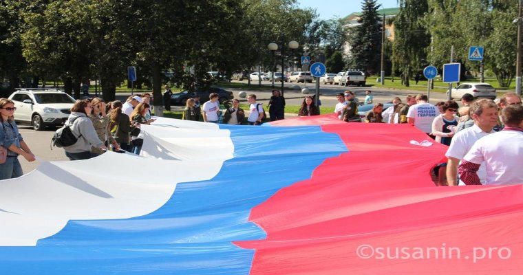Огромный триколор развернут на набережной Ижевска в день флага России