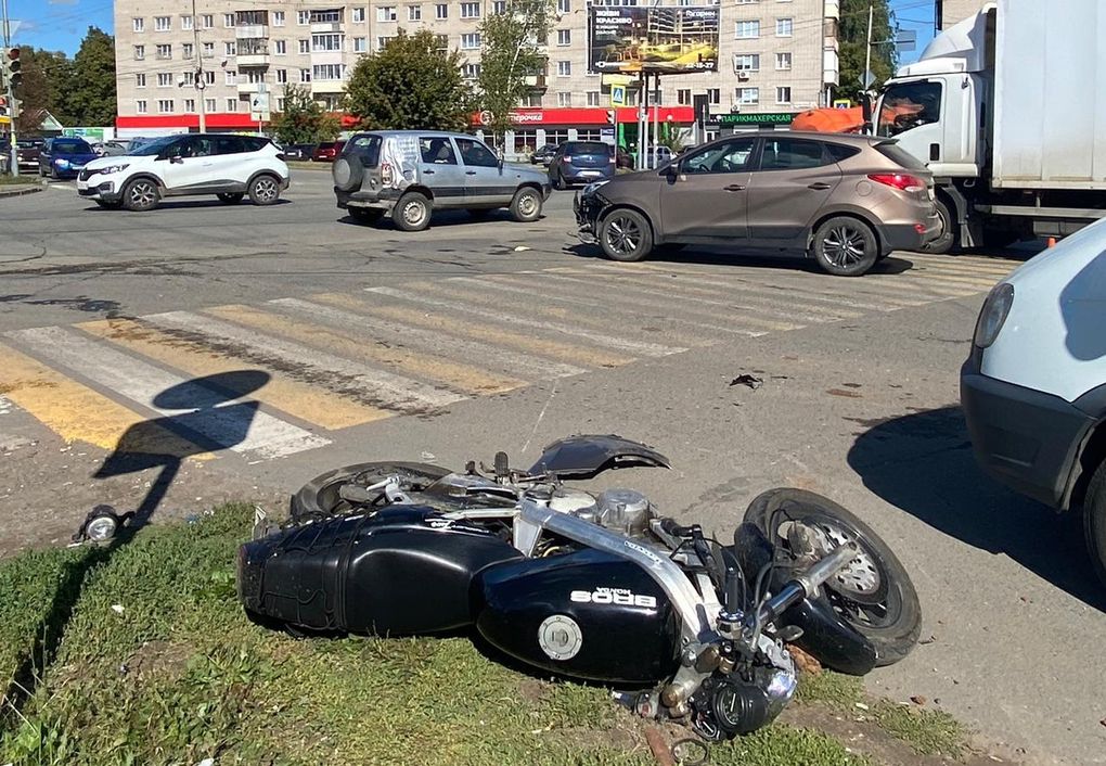 Автомобиль Хендай врезался в мотоцикл Хонда на улице Азина в Ижевске