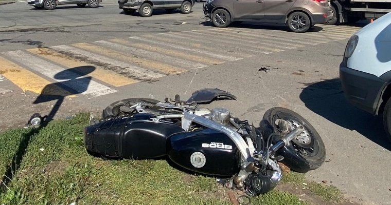 Автомобиль «Хендай» врезался в мотоцикл «Хонда» на улице Азина в Ижевске