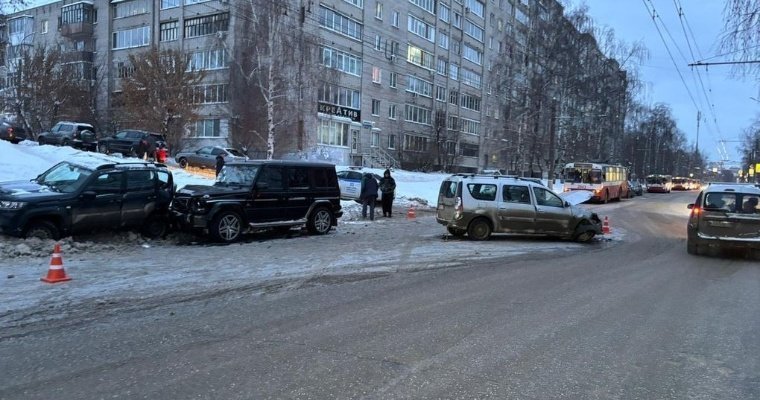 На улице Воровского в Ижевске «Мерседес» отлетел после столкновения с «Ларгусом»