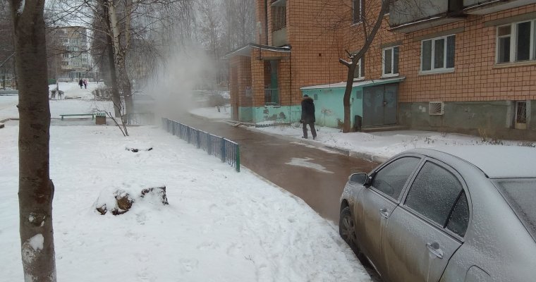 На улице Труда в Ижевске произошёл порыв трубы с горячей водой