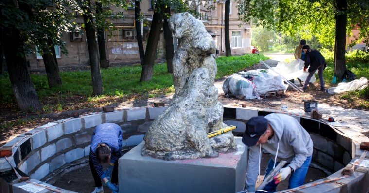 В Ижевске начали восстанавливать чашу вокруг скульптуры «Белые медведи» на улице Коммунаров