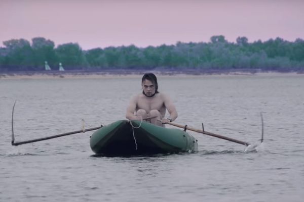 Креативщики из Чебоксар сняли ролик одеколона «Алексей» с экстрактом куриных слез