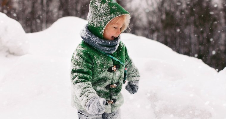 Дизайнер рассказала, какую одежду стоит выбирать детям, чтобы они были стильными этой зимой 