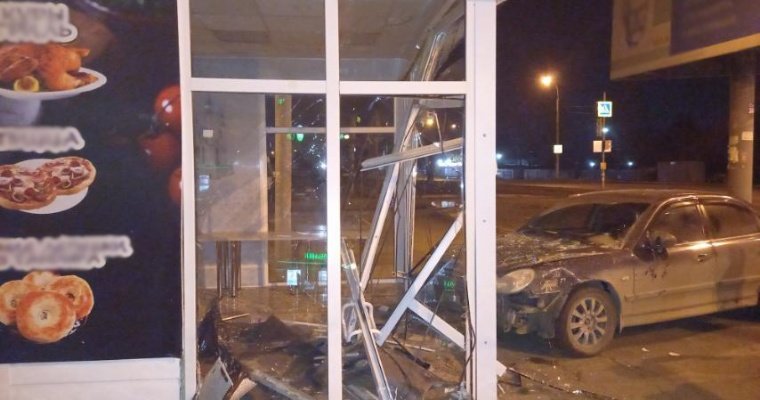 Пьяный водитель в Ижевске врезался в ларек с шаурмой