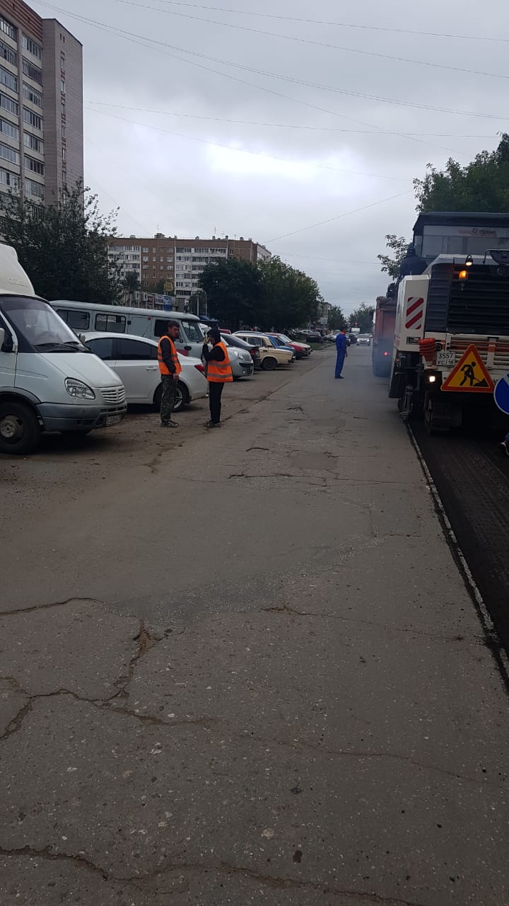 Машины, мешающие ремонту дороги на улице Мужвайской в Ижевске, будут эвакуировать