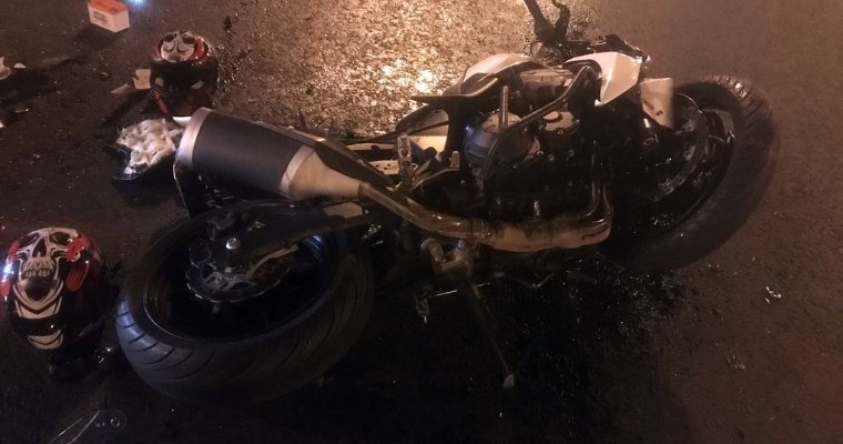 Три человека пострадали в Ижевске при столкновении легковушки и мотоцикла на улице Кирова