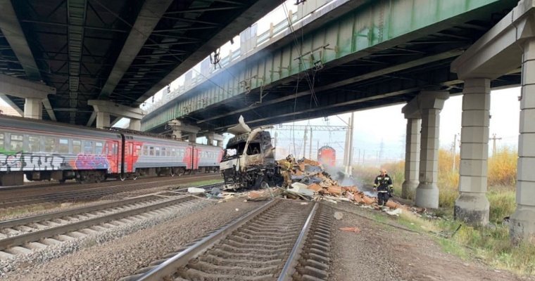 Водитель упавшего с моста грузовика в Ленобласти скончался