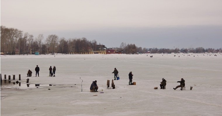 В Воткинске запретили выходить на лёд городских водоёмов