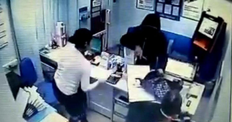 Мужчина в маске напал с ножом на отделение микрофинансирования в Ижевске