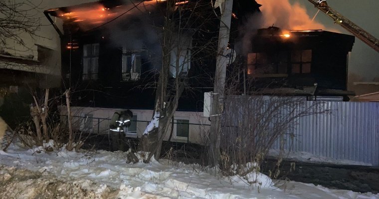 В Сарапуле сгорел 8-квартирный деревянный дом