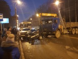 Массовое ДТП в Ижевске, новогоднее развлечение курганских чиновников и нападение свиньи на греческого журналиста: что произошло минувшей ночью