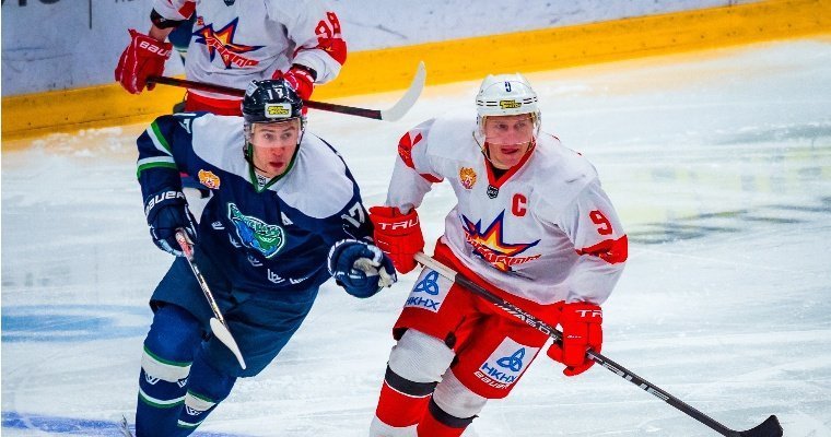 Хоккеисты клуба «Ижсталь» встретились на льду с сильнейшей командой ВХЛ