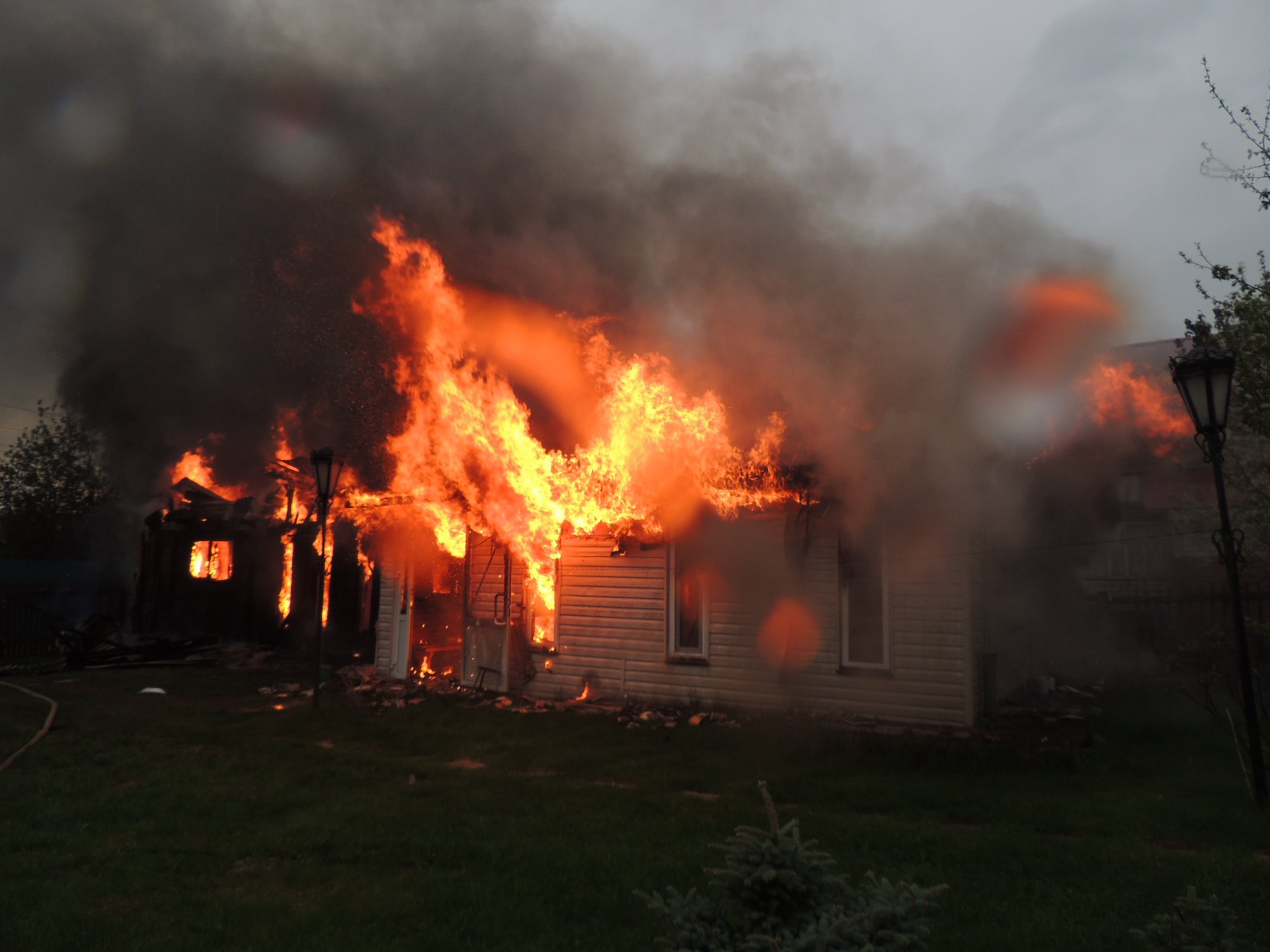 В Удмуртии из-за грозы загорелись два частных дома