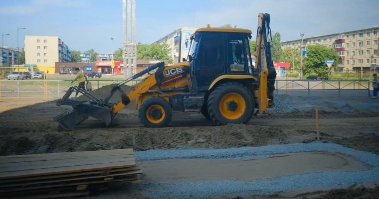 На площади «200 лет Сарапулу» подрядчики приступили к ремонту дороги и благоустройству территории 