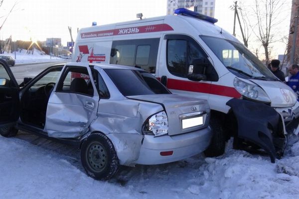 Пять человек пострадали в Екатеринбурге при ДТП с участием машины «скорой помощи»