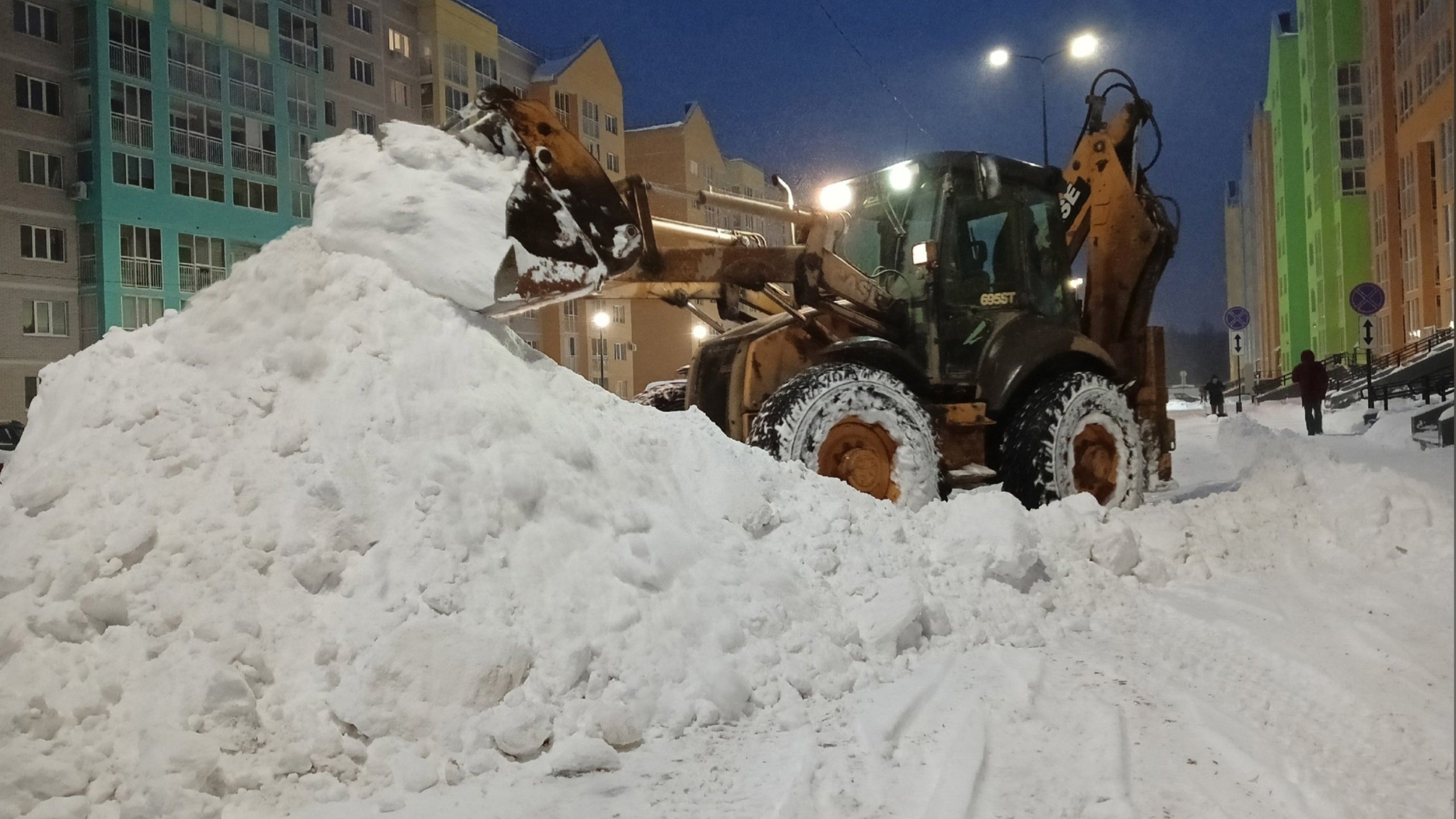 На очистке дорог в Ижевске задействована вся снегоуборочная техника