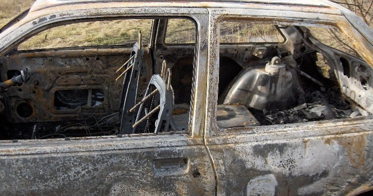 В Глазове на городской дамбе сгорел автомобиль: один человек погиб