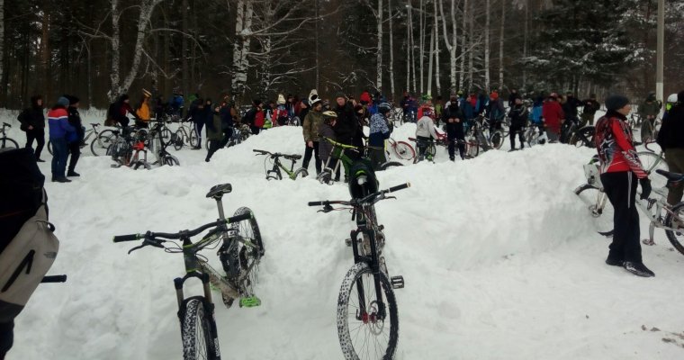 Более 200 участников вышли на старт зимнего велопарада в Ижевске
