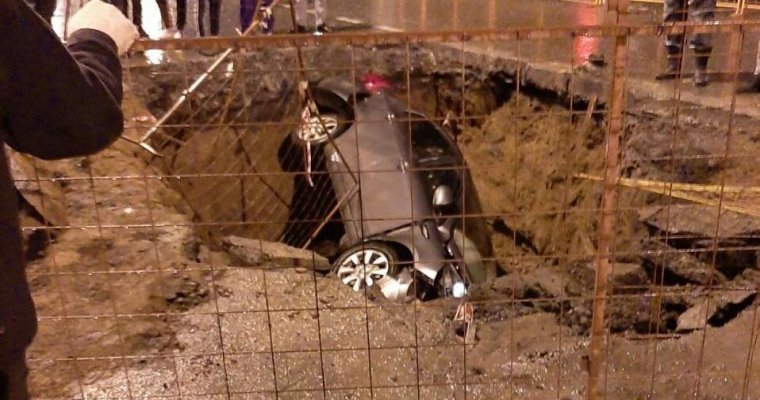 Итоги дня: провалившееся в яму в Ижевске авто, проверка камер видеофиксации и ремонт непроезжих дорог