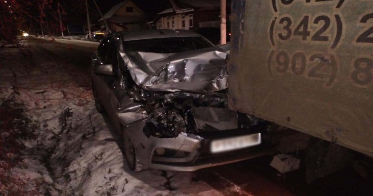 В Воткинске пьяный автомобилист врезался в грузовик