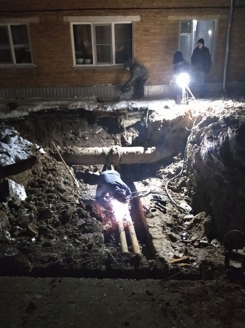 Спустя 15 часов в Можге в микрорайоне Наговицынский устранили утечку на теплотрассе 