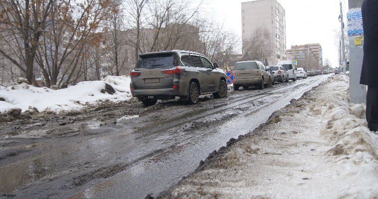Из-за припаркованных машин коммунальщики не смогли вывезти снег с улицы Сакко и Ванцетти в Ижевске