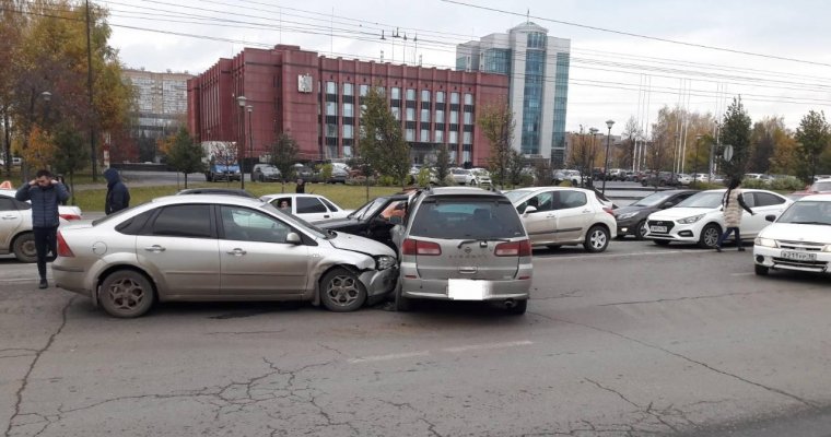 Три человека пострадали в массовой аварии у администрации Ижевска