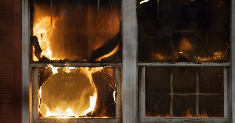 Женщину спасли из загоревшейся квартиры в Удмуртии