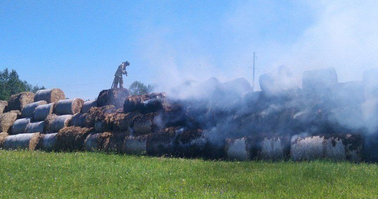 200 рулонов соломы сгорели при пожаре в Удмуртии
