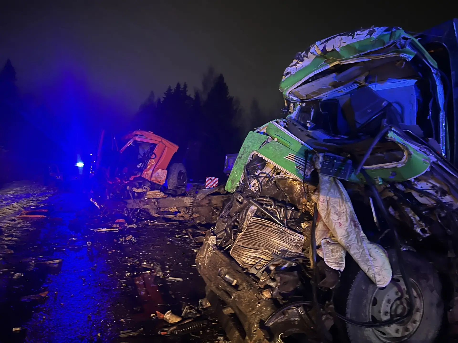 Две жизни унесло лобовое столкновение КАМАЗа и мусоровоза в Завьяловском районе