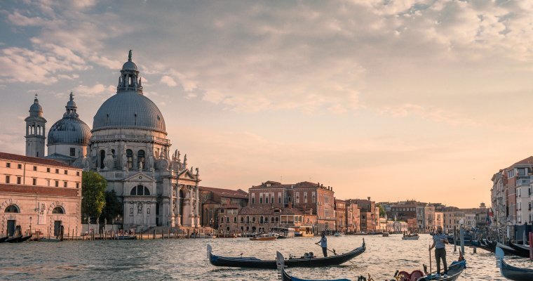 В Венеции круизный лайнер столкнулся с прогулочным теплоходом