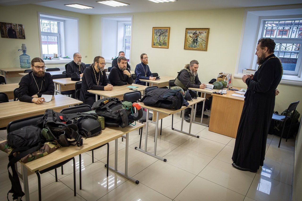 Священников Ижевска учат проводить пастырское служение в зоне боевых действий