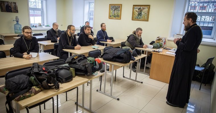 Священников Ижевска учат проводить пастырское служение в зоне боевых действий