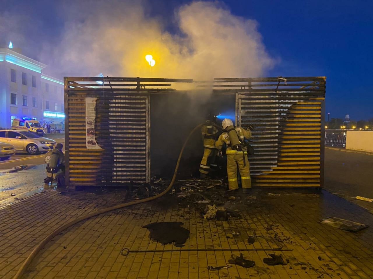 

В МЧС по Удмуртии назвали предварительную причину возгорания пункта проката на набережной Ижевска

