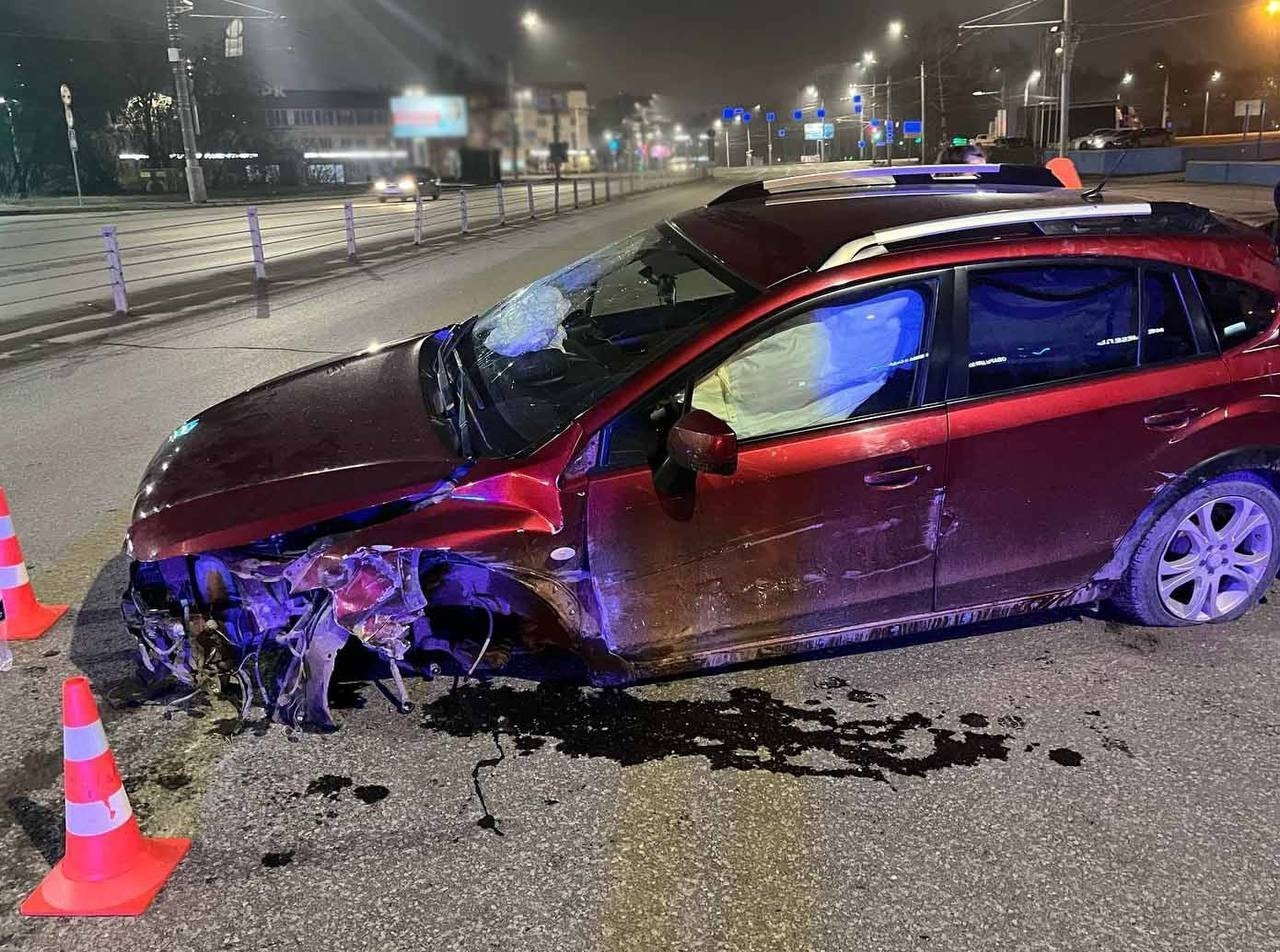 Пьяная женщина-водитель наехала на тросовое ограждение на улице Удмуртской в Ижевске