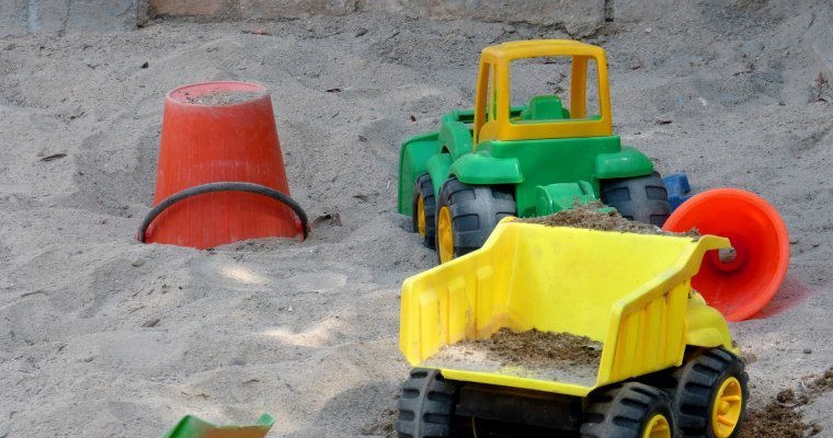 В Удмуртии 9-летний ребенок сломал ключицу, играя в песочнице