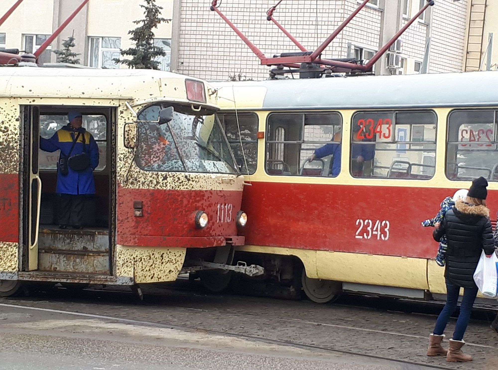 Второй маршрут трамвая. Трамвай 2003 Ижевск. Трамвай Ижевск 1193 трамвай Ижевск 1002. Два трамвая. Позор трамвай.