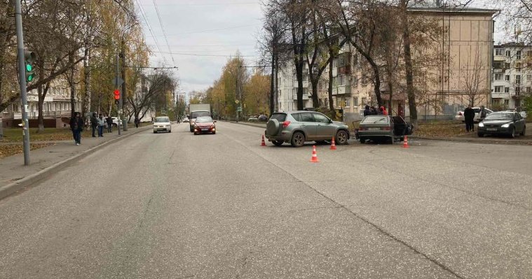 На улице 30 лет Победы в Ижевске произошло ДТП с тремя пострадавшими