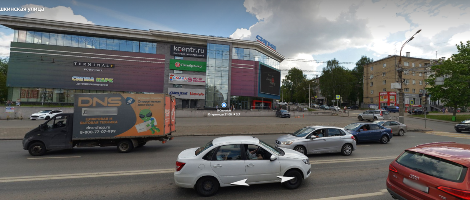 Женщина на «Форде» въехала в «Фольксваген» на улице Пушкинской в Ижевске