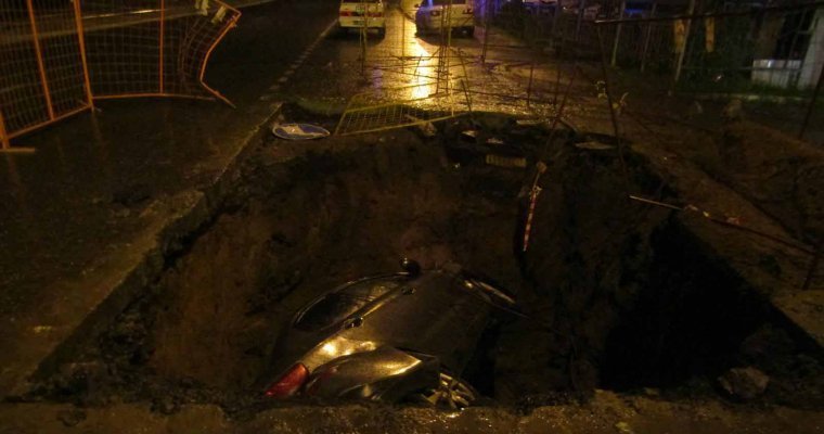 Упавшему в яму на улице Авангардной в Ижевске водителю потребовалась госпитализация
