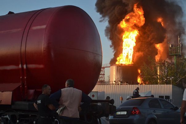 Площадь пожара на нефтебазе под Киевом увеличилась до 17 цистерн