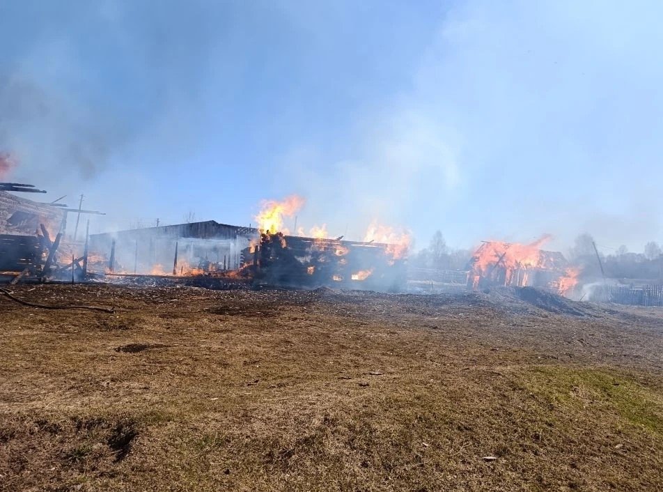 Жилой дом и надворные постройки сгорели дотла в Кезском районе