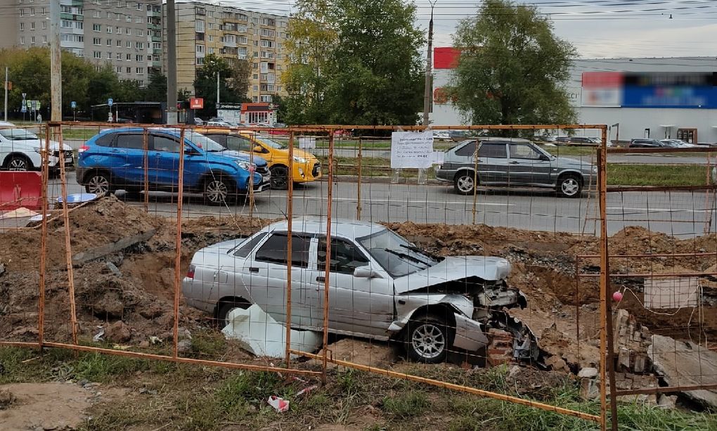 Сусанин новости удмуртии и ижевска сегодня. Машина улетела в яму. Ижевск новости происшествия. Новости Ижевска криминал.