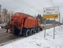 Без песка: за ночь дороги Ижевска обработали 120 тоннами противогололедной смеси