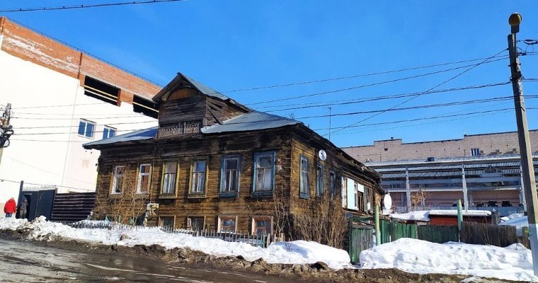 Жители Ижевска обеспокоились судьбой старинного дома с мезонином на улице Красной