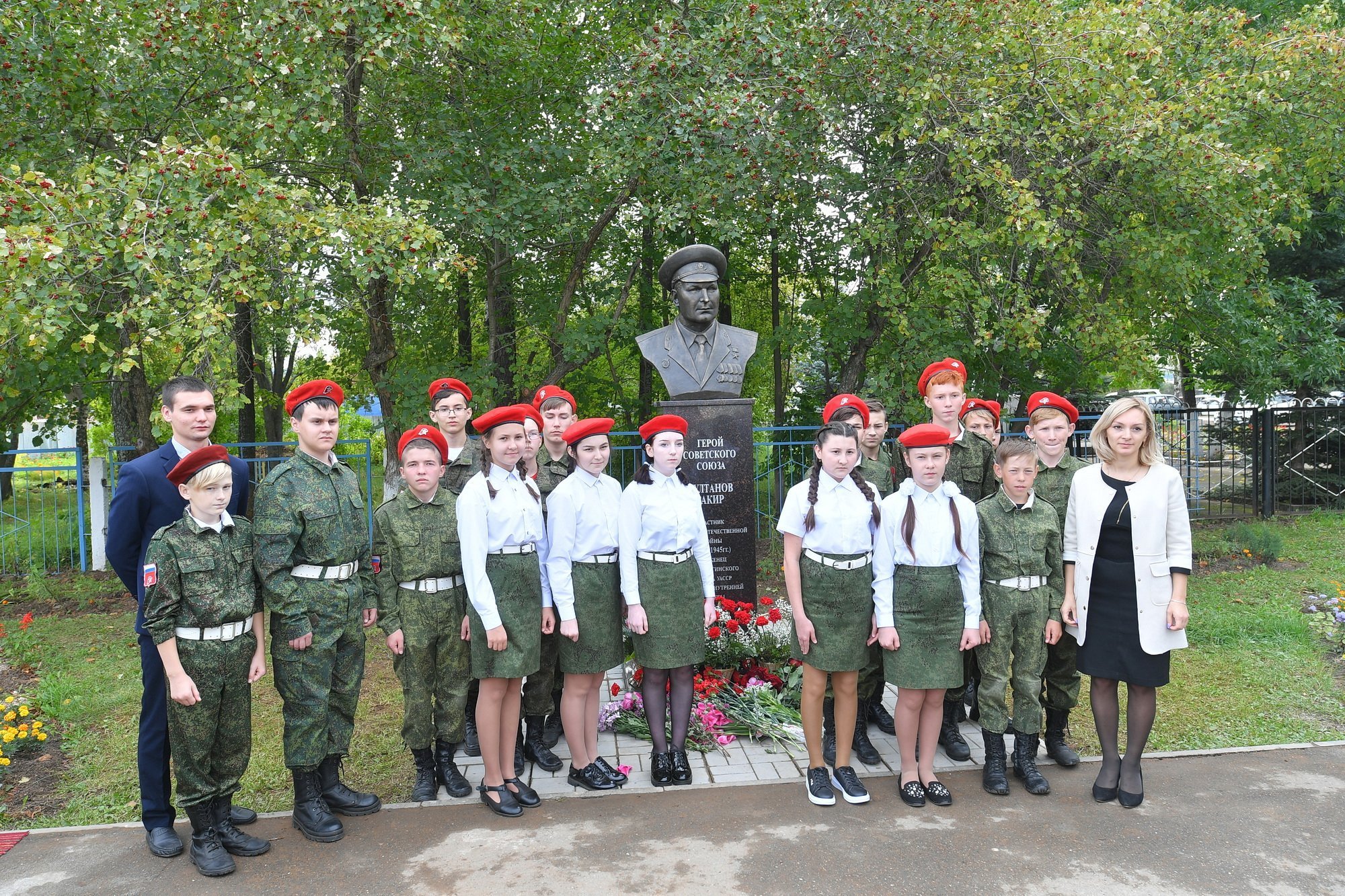 Памятник Герою Советского Союза Закиру Султанову открыли в Удмуртии