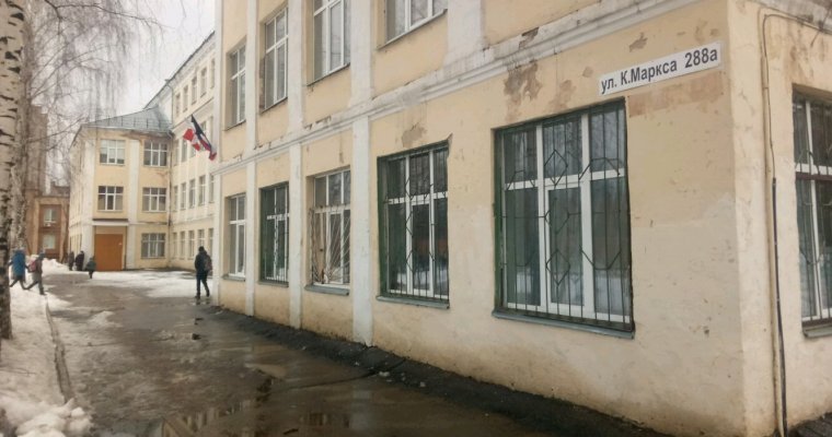 В Ижевске обследуют школу №27, где с фасада начала падать штукатурка